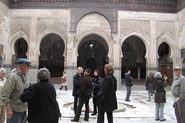 Fes : Bou Inania Madrasa, Museum, Tannery, Souks & Medina Tour(ブー・イナニア・マドラサ、博物館、皮なめし、スーク、メディナツアー)