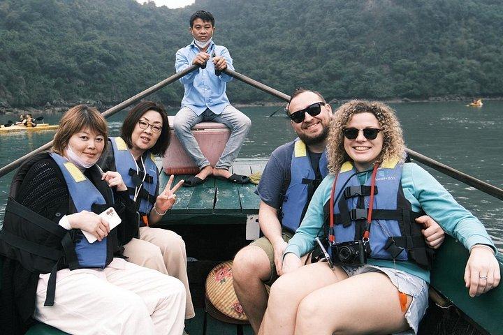 ベストセラーカタマランクルーズプレミアム日帰り旅行ハロン湾を探索