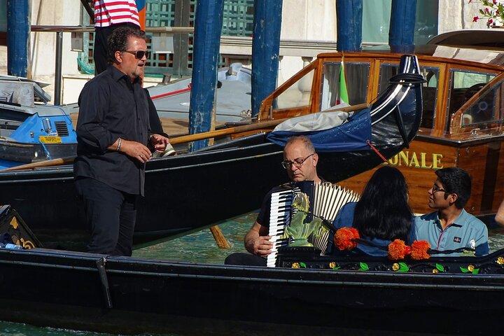 Veneza: Passeio particular do Grand Canal com músicos opcionais