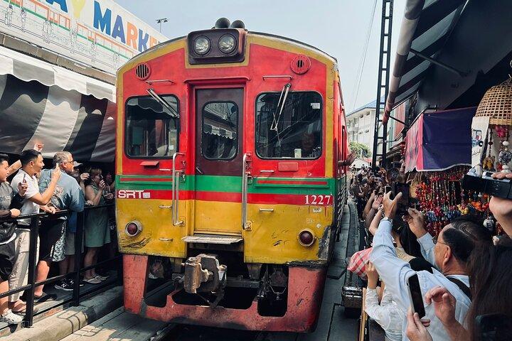 Maeklong Railway Market, Floating Market & Nakhon Pathom City Tour vanuit Bangkok