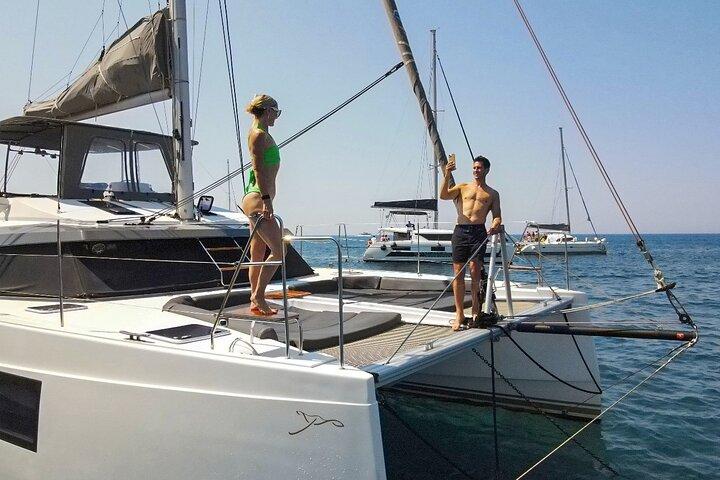 サントリーニ島プライベートツアー半日セーリングプラチナカタマランクルーズ