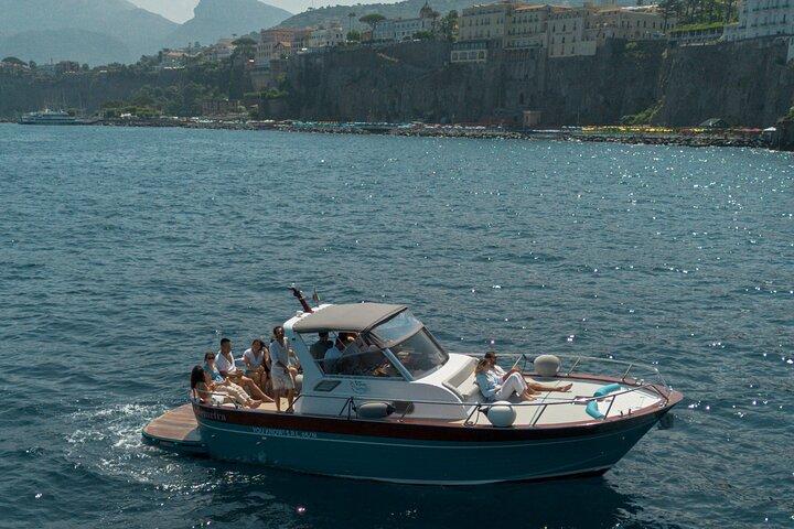 Excursion d'une journée en bateau semi-privé Capri & Blue Grotto au départ de Sorrente