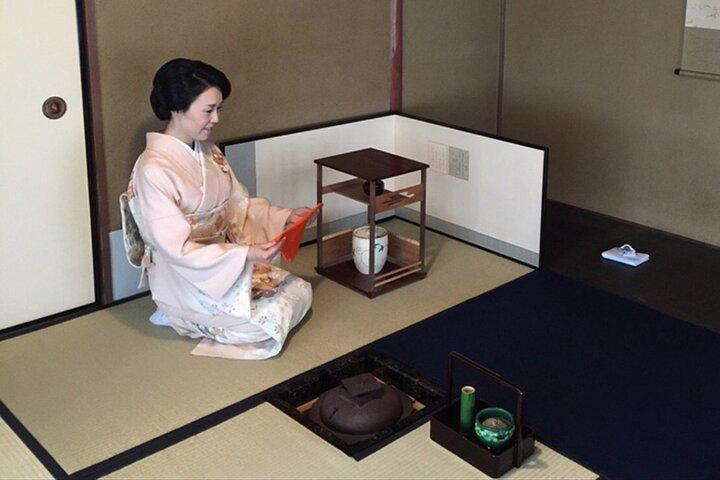 Kyoto: Eine ruhige und anmutige Teezeremonie