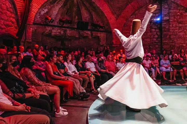 イスタンブールのホッジャパシャ文化センターでワーリング・ダービッシュ・ショー