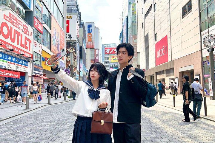Akihabara i japansk skoleuniform