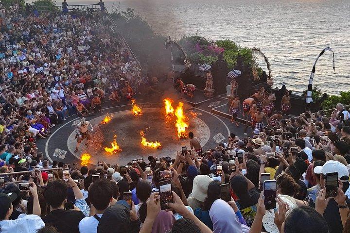 バリ島のアイコニックな南：ケチャダンス、叙事詩的なジャングルスイング、滝
