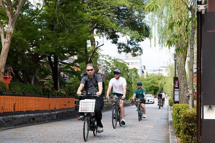 京都の穴場裏通りやお寺を巡る京都e-bikeツアー