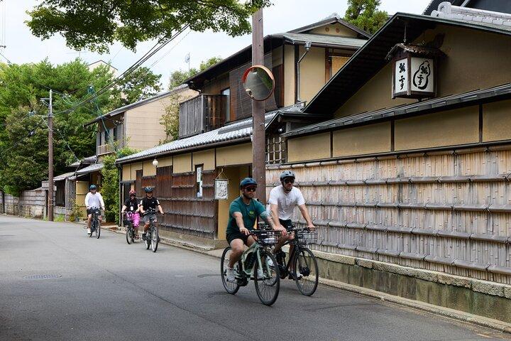 京都の穴場裏通りやお寺を巡る京都e-bikeツアー