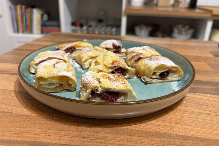 ハンガリー風シュトルデル作り教室：2つの方法で伸ばして詰める＆ワイン