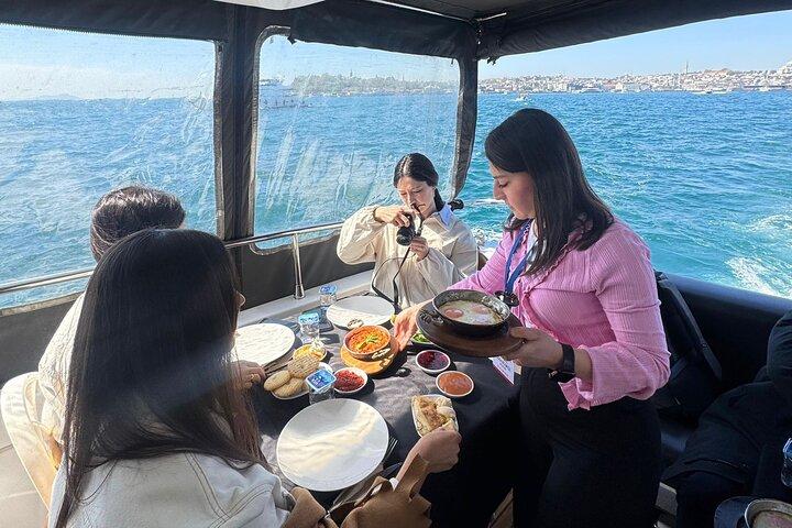 イスタンブール朝ボスポラスヨットクルーズ（トルコ式朝食付き）