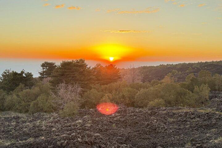 火山に沈む夕日－エトナ山アドベンチャー（タオルミーナ発）