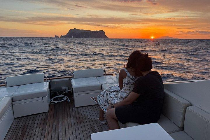 カプリ島とリ・ガリ島のプライベートサンセットボートツアー