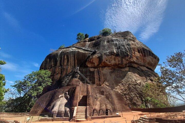 ゴールから行くシギリヤ・ロック・ダンブッラ洞窟寺院とビレッジツアー