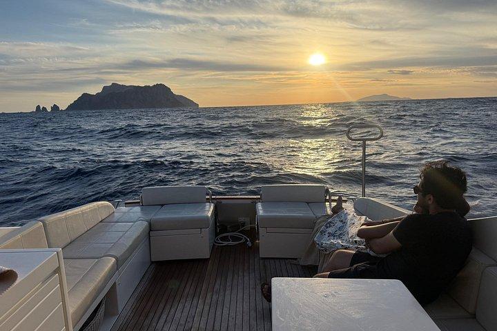 カプリ島とリ・ガリ島のプライベートサンセットボートツアー