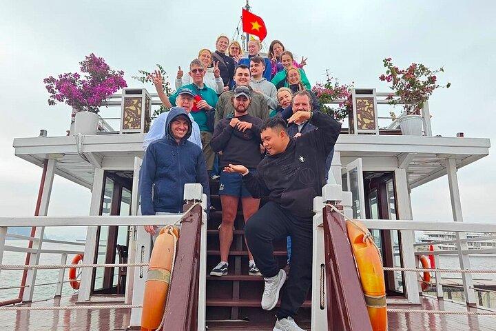 Desde el puerto : 2 - Día Escondido Bai Tu Long Bay con Renea Cruises