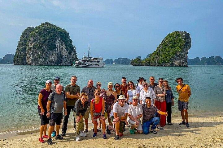 Desde el puerto : 2 - Día Escondido Bai Tu Long Bay con Renea Cruises