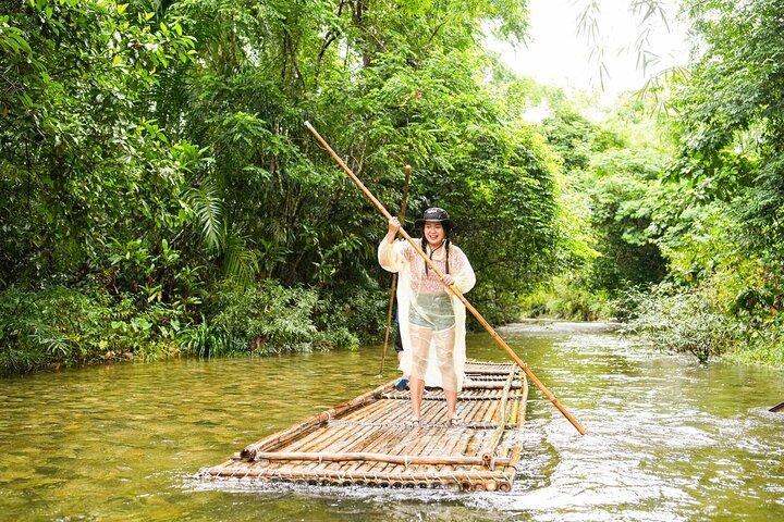 Experiência de rafting de bambu da selva tropical em Khao Lak