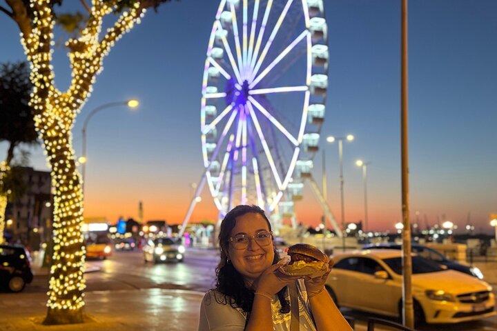 バリ：夕暮れ時の海辺でのフードテイスティングと地元の人との交流