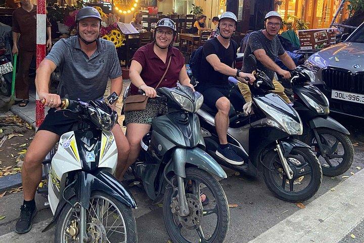 ハノイ市内半日バイクツアー(ストリートフード付き)(4.5時間)