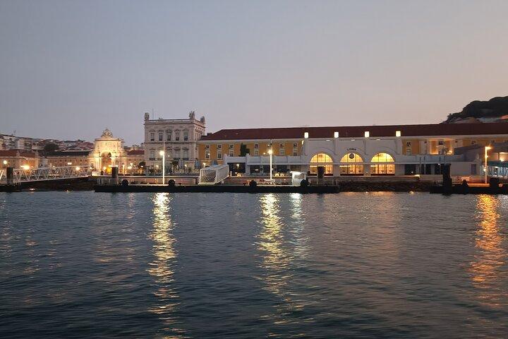 Cascais naar Lissabon Sunset Cruise met open bar