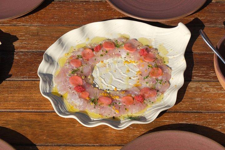 プライベートクルーズ： リナの洞窟探検＆船上で新鮮なシーフードを堪能