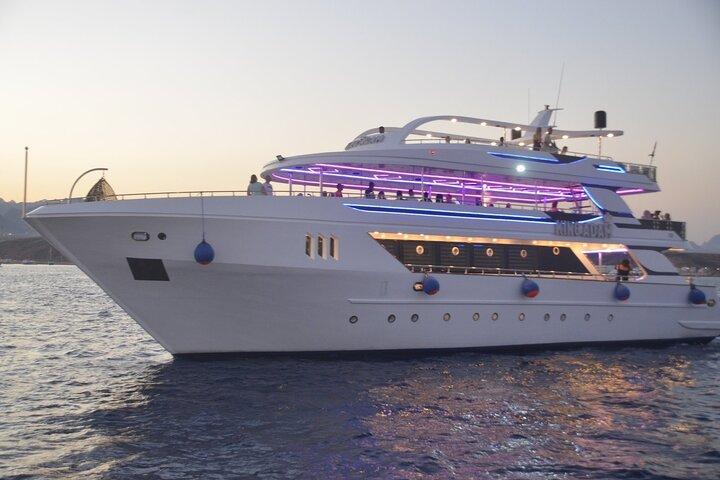 Cena serale in yacht e crociera con musica dal vivo a Sharm El Sheikh