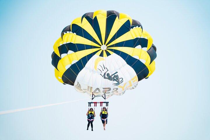 Parapendio a dubai con spiaggia jbr e palma jumeria