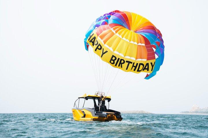 Parapendio a dubai con spiaggia jbr e palma jumeria