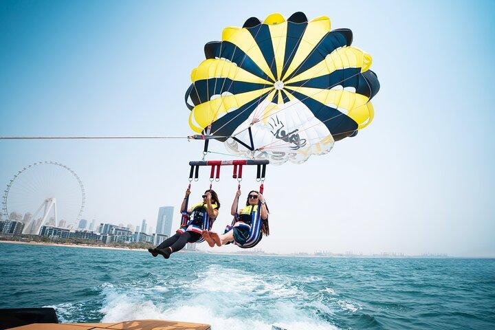 Parapendio a dubai con spiaggia jbr e palma jumeria