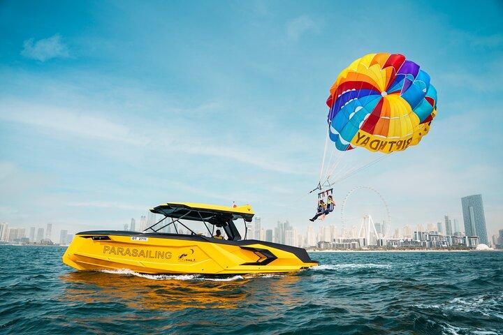 Parapendio a dubai con spiaggia jbr e palma jumeria