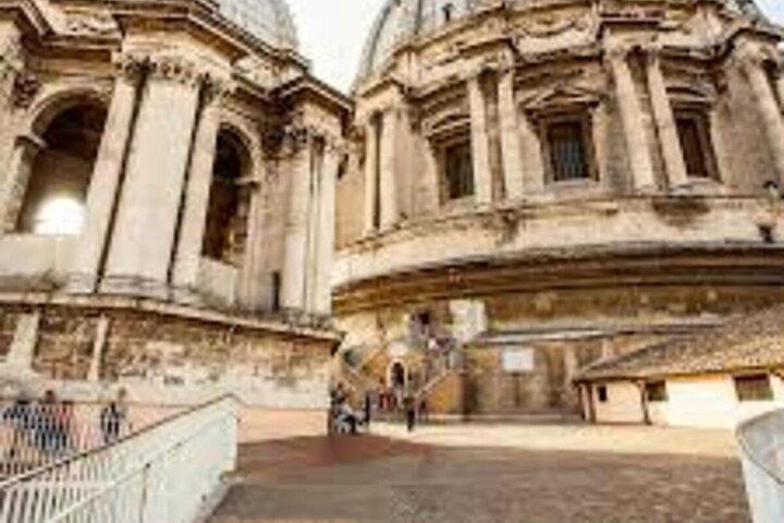 Experiencia de audioguía y entrada con hospedaje Premium en la Basílica de San Pedro