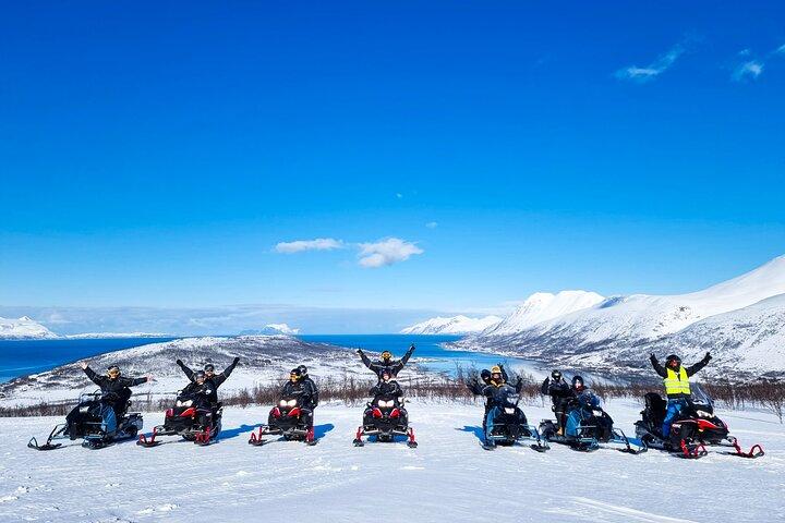 Tour guiado en moto de nieve por los Alpes de Tromso Lyngen