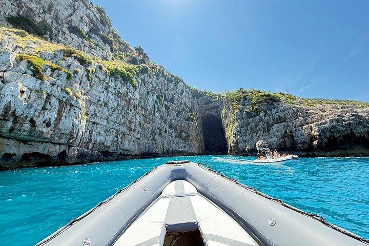 Ilha de Sazan, Caverna de Haxhi Ali, Karaburun