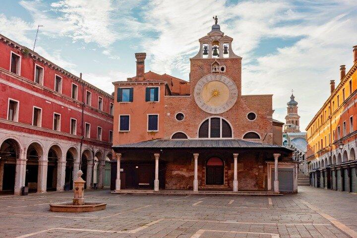 Tour a pie autoguiado encantado de Venecia