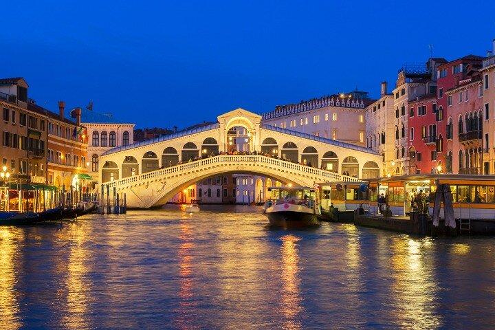 Tour a pie autoguiado encantado de Venecia