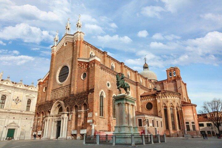 Tour a pie autoguiado encantado de Venecia