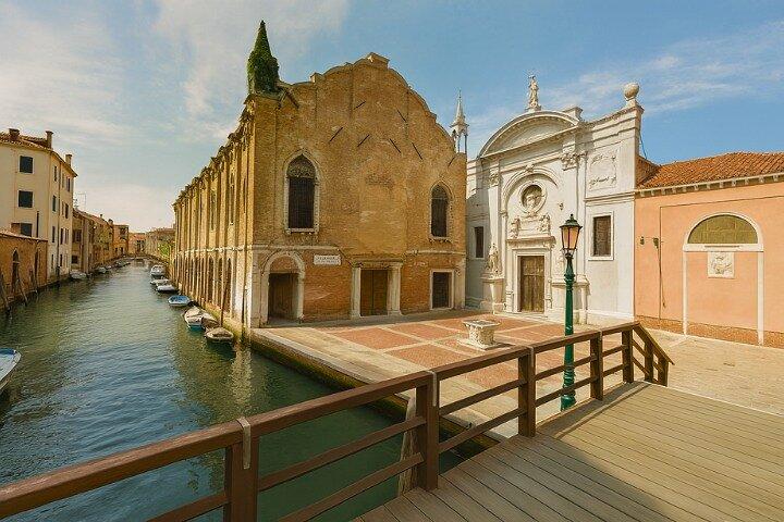 Tour a pie autoguiado encantado de Venecia