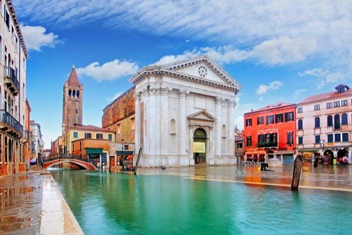 Tour a pie autoguiado encantado de Venecia