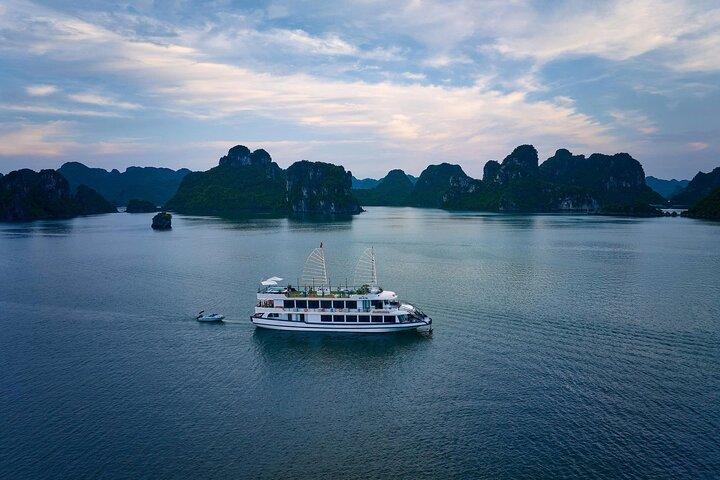 Dagtour Halong Bay met 5 sterren - sterrencruise, buffet, grotten, zwembad en kajak