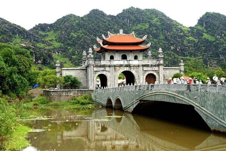 Explore Hoa Lu to Trang An and Mua Cave