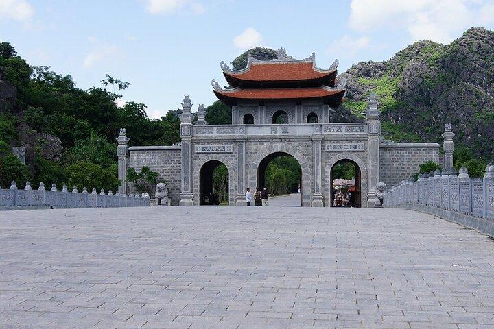 Explore Hoa Lu to Trang An and Mua Cave