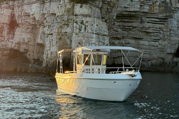 Tour en barco con delfines y atardecer desde Pula