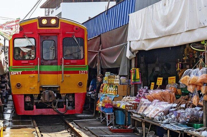 Bangkok : Amphawa Floating Market & Maeklong Railway Market Tour