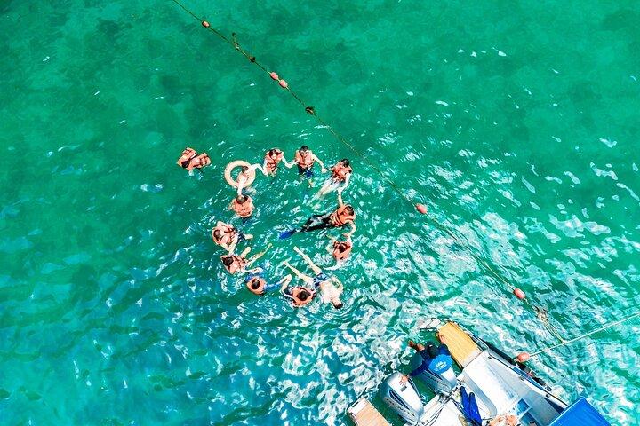 プーケット発ピピマヤ湾とカイ島シュノーケリングツアー