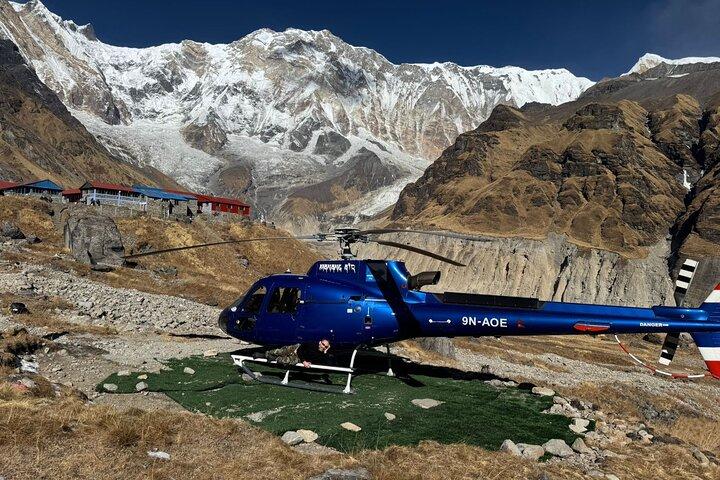 Elicottero di atterraggio al campo base di Annapurna dal tour Pokhara