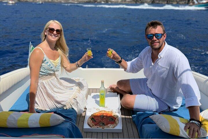 Excursion privée en bateau à Capri : Grotte bleue, Faraglioni, et arrêts de baignade