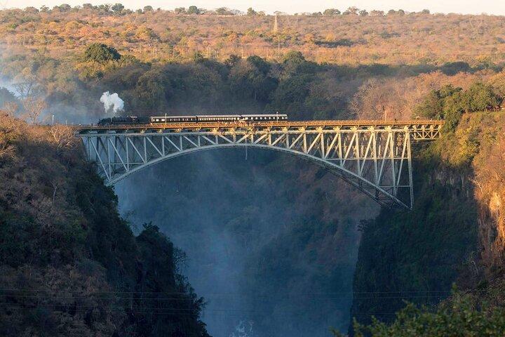 豪華列車でビクトリアフォールズ観光橋下りと美食