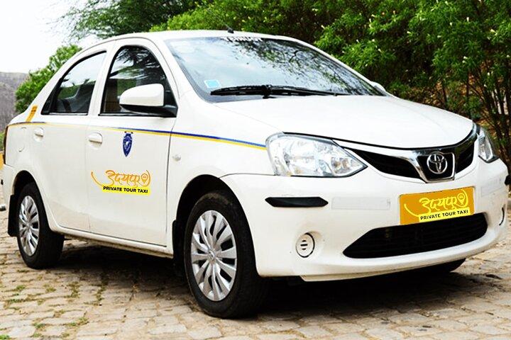 Privater Transfer von Udaipur nach Jaipur mit Pushkar-Besuch