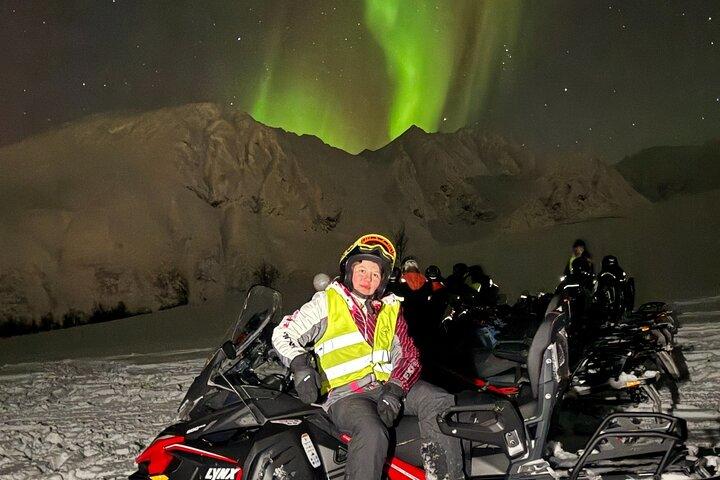 Tour guiado en moto de nieve por los Alpes de Tromso Lyngen
