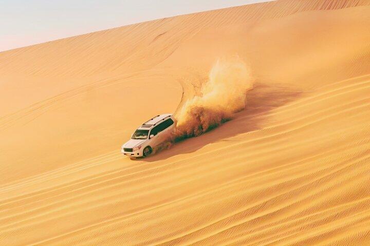 Safari nel deserto di mezza giornata a Dubai con giro in cammello e opzione quad